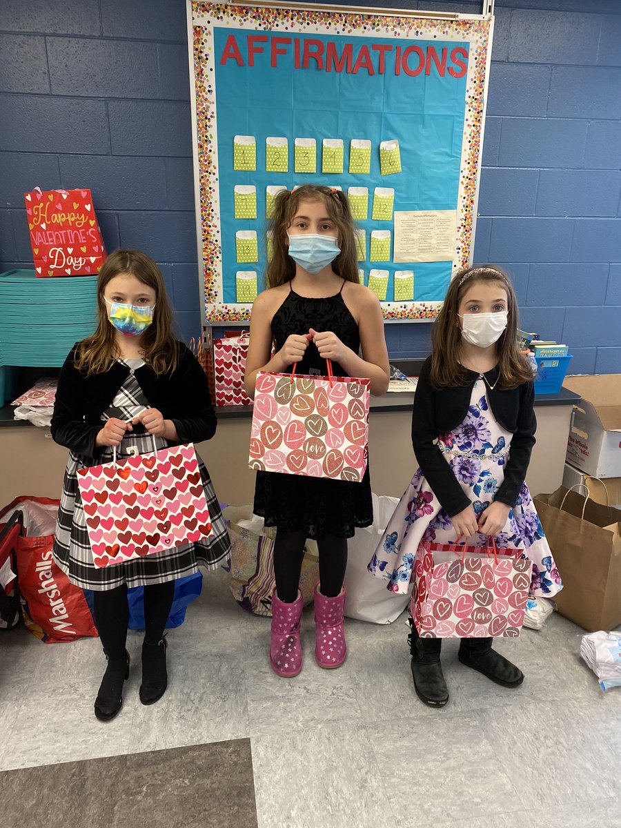 TPteachme's tweet photo. How do you teach kids to be kind?? Involve them in active, random acts of kindness. My Annual Heart to Heart project with my class. Give love, show love for Valentine’s Day. #teachthemtofish #GraceCentersofHope #GCH #SheikoSharks #WBSD #CapturingKidsHearts https://t.co/5UvDYJThYS