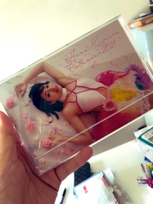 木村花ちゃんのカレンダーを買いました そして届きました 特別彼女のファンだったわけではないんだけど プロレスしてたときの彼女はすごく魅力的で 同じ子を持つ親として花ちゃんのことは想像を絶する悲しみで 少しでも木村花ちゃん響子さんに寄り添えたらとそんな思いで買ったカレンダー 大事にします