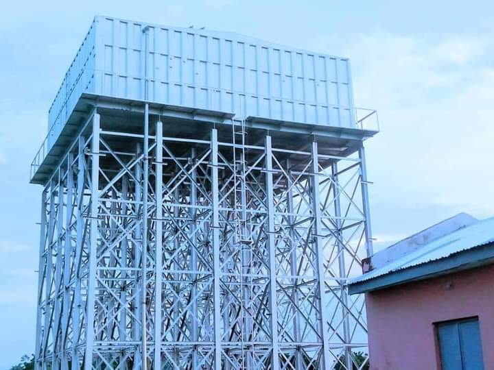 AWT_Agenda's tweet photo. #SokotoAProjectADay
In the continued effort to ensure the provision of basic amenities under the rural dev't projects; a 500,000L elavated tank was constructed at Bodinga LGA in addition to a 1,000,000L surface tank with reticulation Reticulation network
#TambuwalisWorking https://t.co/81GnaJtKbO