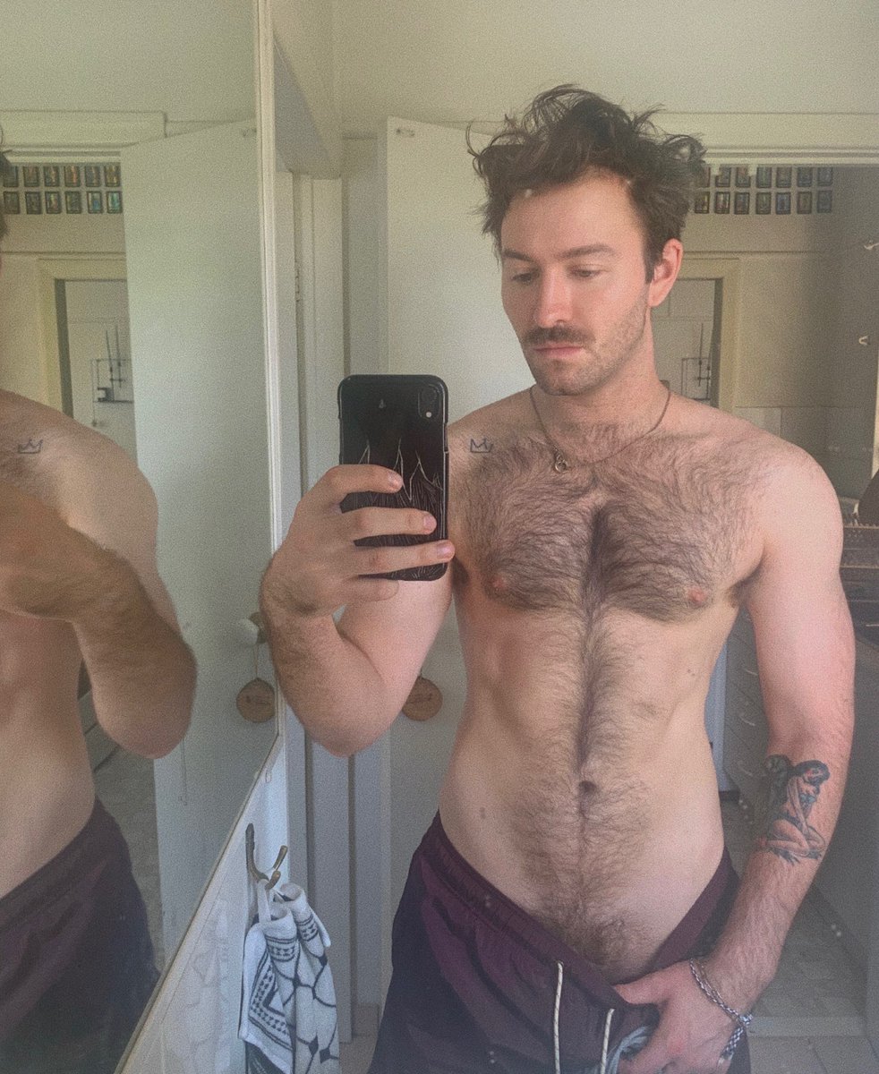 CharlieHudsonXX's tweet photo. Retweet if you like hairy boys 🦍🦍 https://t.co/PFrYy1SDtf