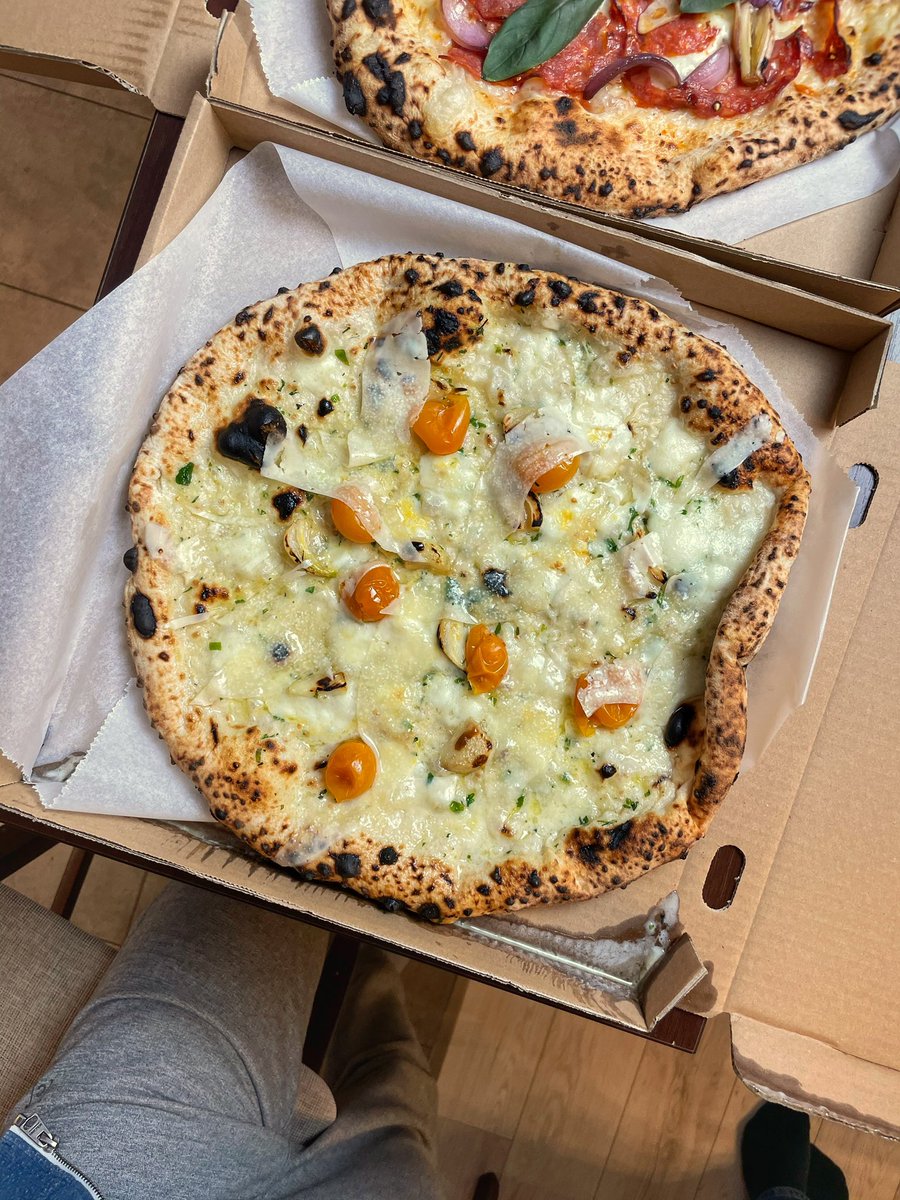 Pojedzone's tweet photo. Jakbyś się zastanawiał jak takie pizze powstają i jak wygląda dzień z życia osoby odpowiedzialnej za te placki to mam dla Ciebie extra materiał 😎 Dzień z życia pizzaiolo na YouTube!

https://t.co/jnZoUnihql

PS. Czas było wrócić na Twitterka... Ktoś tęsknił? 😂 https://t.co/UKGiMVIb95