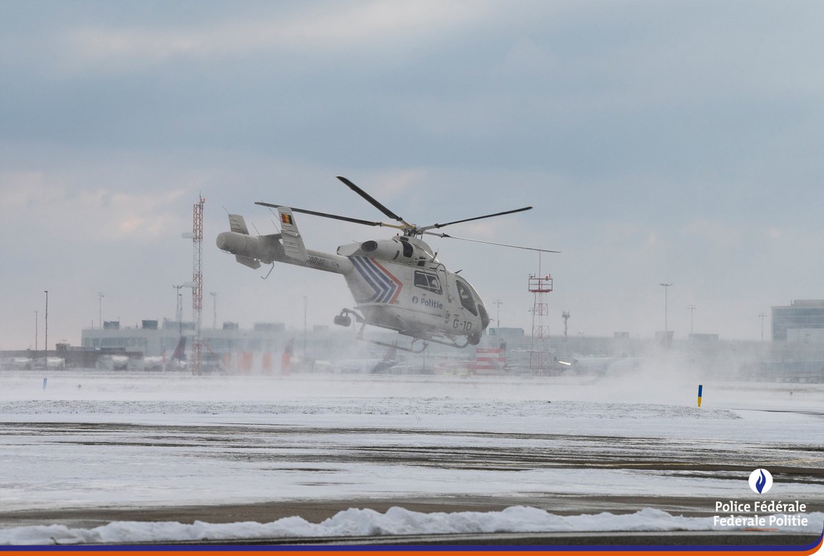 Opgepast voor de ogen!
Attention aux yeux!

#potw #pictureoftheweek #fotovandeweek #foto #picture #instapolice #policegram #photography #helikopter  #helicopter #heli #dafa #rago #appuiaerien #MD900