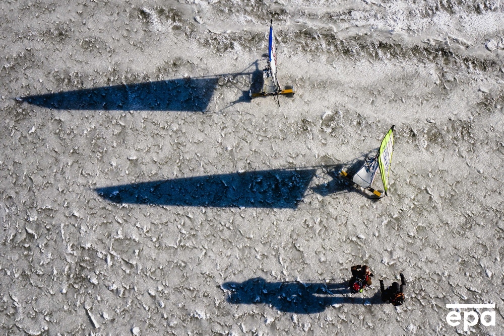 EPA_Images's tweet photo. A picture taken with a #drone shows people preparing for #icesailing on the #Gouwzee in the #Netherlands. Thanks to days of cold weather, the #ice is thick enough to carry the barges. 📷 epa / ANP / @SemvanderWalNL
#winter #epaphotos #visualizingtheworld https://t.co/BS8XFLujAY