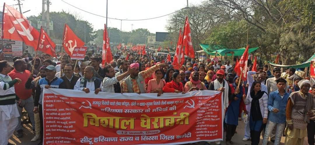 mandeeppunia1's tweet photo. हरियाणा के उपमुख्यमंत्री दुष्यंत चौटाला के सिरसा निवास का घेराव करते हरियाणा के लोग https://t.co/3QLPvRjhjj