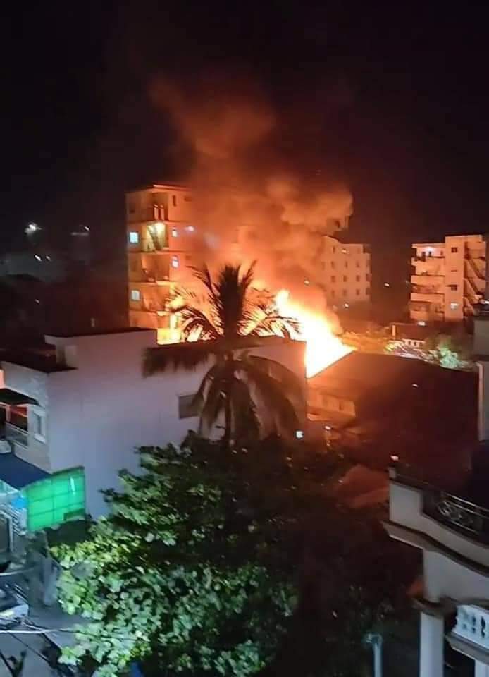 PannEi01831971's tweet photo. 🚨🆘🚨Military released over 23000 prisoners to start violence action between citizens.They destroyed houses and the warehouses.And again people were kidnapped after midnight using the ambulances 🚑 in stead of the military truck! 
#HearTheVoiceOfMyanmar
#UN
#KidnappedInMyanmar https://t.co/DV5MiVmOJZ