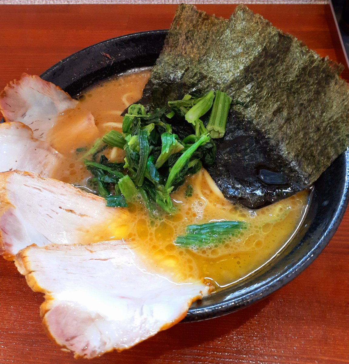 ふぇんたむ Fentamu 横浜家系らーめん 天王家 寒川総本店に来ました 豚骨と鶏油が引き立てるキレッキレの醤油スープに スモークチャーシューの香り織り成す 四重奏曲 カルテット まさか店内でオーケストラを堪能できるなんて思っておらず 感極まった