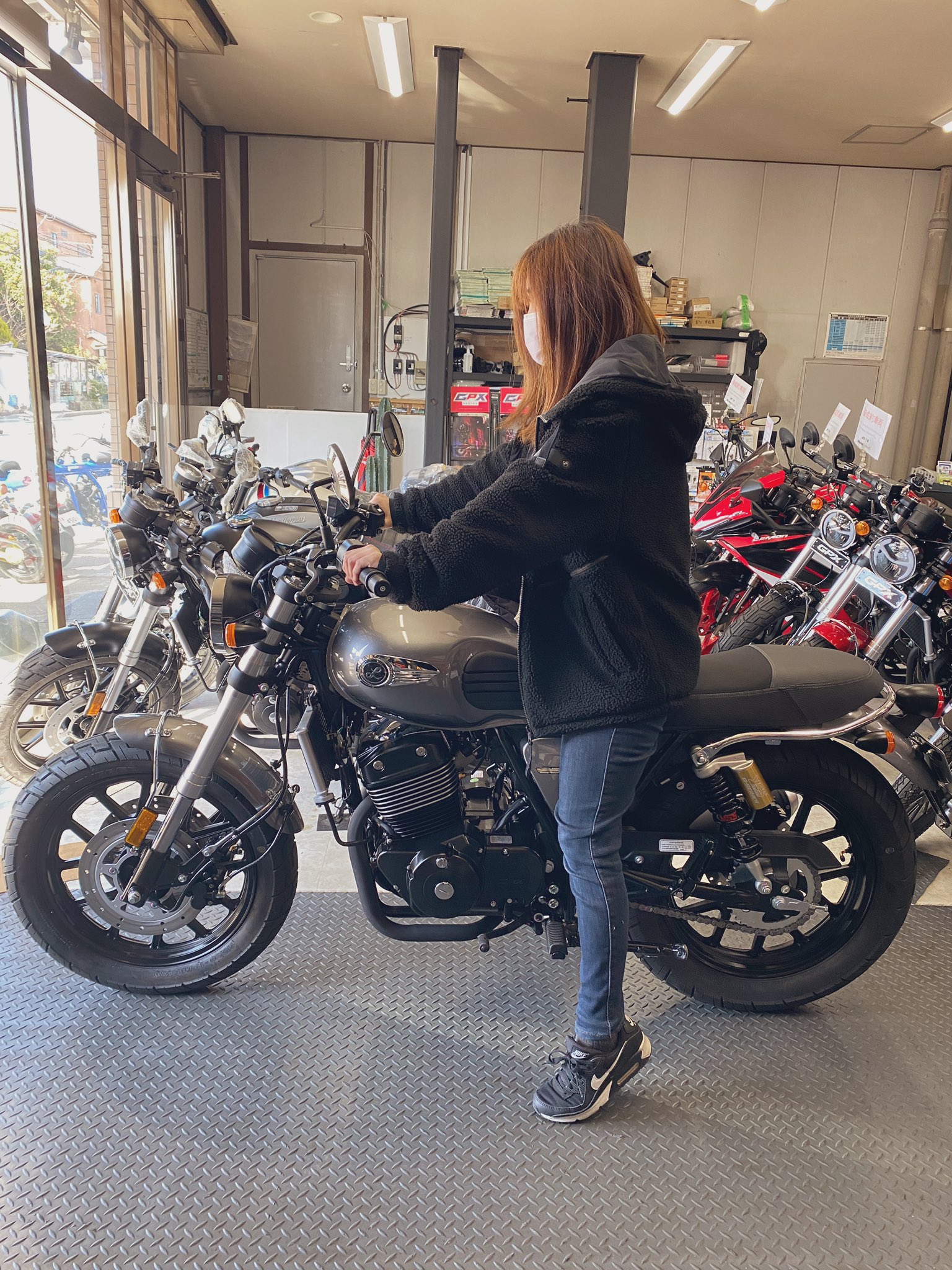 えみ Gpx千葉 Gpxレジェンド250ツインii の足つきです 身長157cm 両足つま先しっかり着いてます アップハンドルになって姿勢が楽 になりました さらに乗りやすくなった印象です 髪の毛ボサボサだった 撮る前に教えてくれー T Co えみ Gpx千葉 Gpxレジェンド250ツインii の足つきです 身長157cm 両足つま先しっかり着いてます アップハンドルになって姿勢が楽 になりました さらに乗りやすくなった印象です 髪の毛ボサボサだった 撮る前に教えてくれー T Co