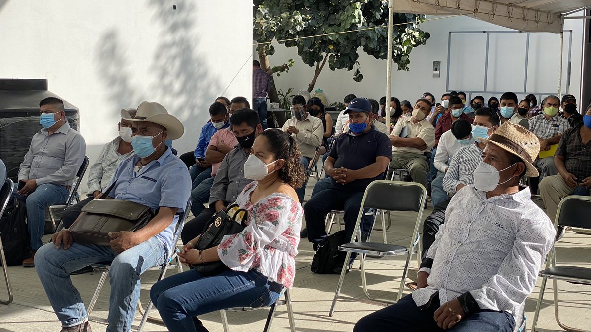 afodepoac's tweet photo. Las acciones valen más que las palabras. Una vez más respondimos a la confianza de nuestra gente, entregando beneficios que los ayude a mejorar su calidad de vida. En Santa Lucía del Camino, avanzamos con la seguridad de que #AFODEPO da #resultados @alejandromurat @PacoPiza9 https://t.co/UdV13BxK8D