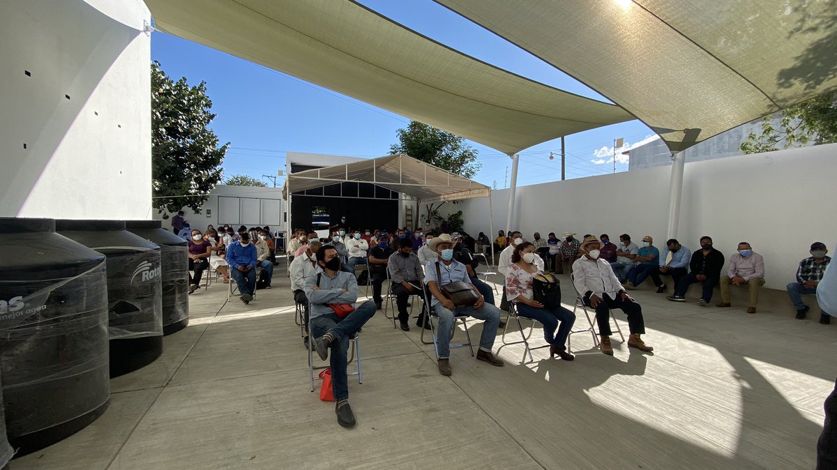 afodepoac's tweet photo. Las acciones valen más que las palabras. Una vez más respondimos a la confianza de nuestra gente, entregando beneficios que los ayude a mejorar su calidad de vida. En Santa Lucía del Camino, avanzamos con la seguridad de que #AFODEPO da #resultados @alejandromurat @PacoPiza9 https://t.co/UdV13BxK8D
