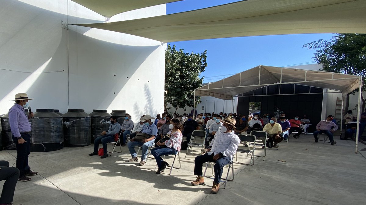 afodepoac's tweet photo. Las acciones valen más que las palabras. Una vez más respondimos a la confianza de nuestra gente, entregando beneficios que los ayude a mejorar su calidad de vida. En Santa Lucía del Camino, avanzamos con la seguridad de que #AFODEPO da #resultados @alejandromurat @PacoPiza9 https://t.co/UdV13BxK8D