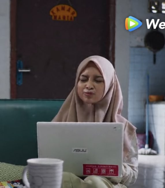 Bisa bisanya merek laptopnya asuu😭😭