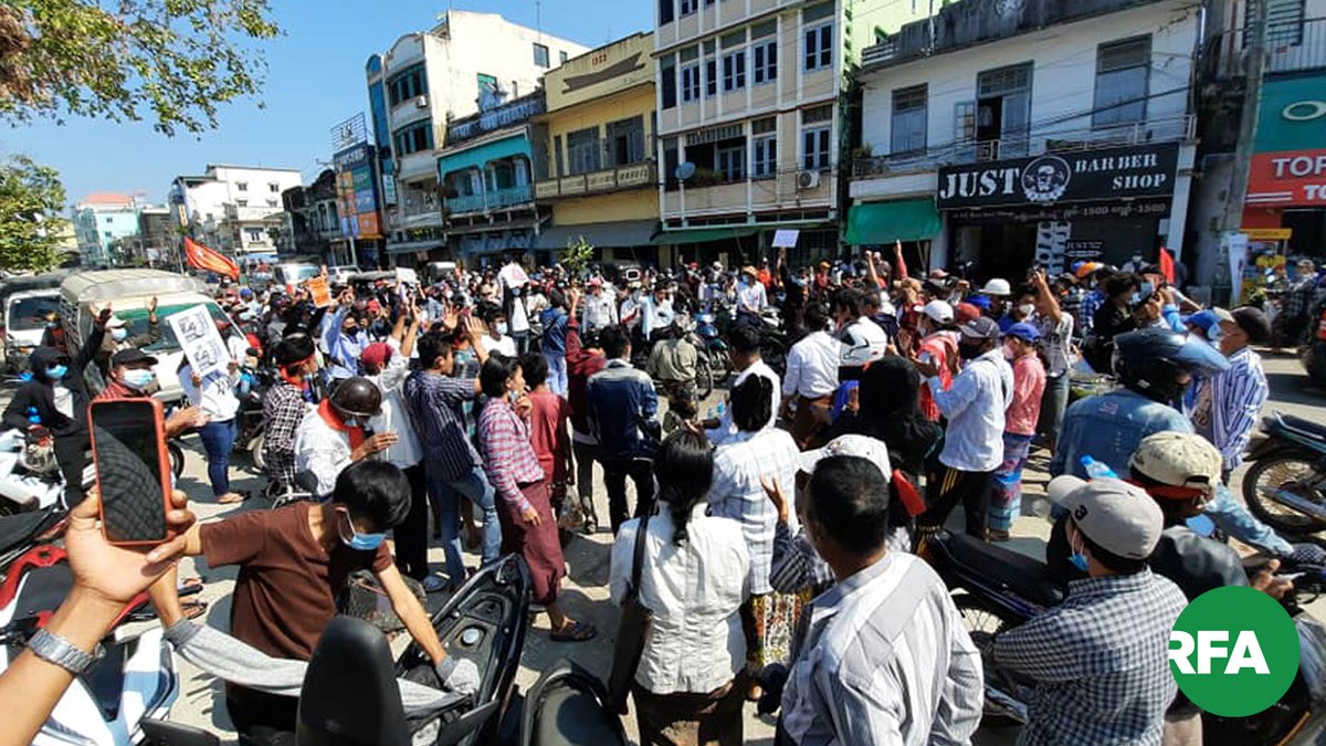 RFABurmese's tweet image. ပုသိမ်မှာ စစ်အာဏာရှင်ဆန့်ကျင်ရေး ဆန္ဒပြနေတာ ဒီနေ့နဲ့ဆိုရင် ၇ ရက်မြောက်ရှိပါပြီ။ ပုသိမ်မြို့နယ်ထဲက မဲရုံတာဝန်ကျ ဆရာ၊ ဆရာမတွေကလည်း ဆန္ဒပြပွဲမှာ ဆက်တိုက် ပါဝင်နေပြီး ဌာနဆိုင်ရာဝန်ထမ်းတွေ CDM မှာ ပူးပေါင်းပါဝင်ဖို့ကိုလည်း ဆရာ၊ ဆရာမ တွေက  တောင်းဆိုခဲ့ပါတယ်။