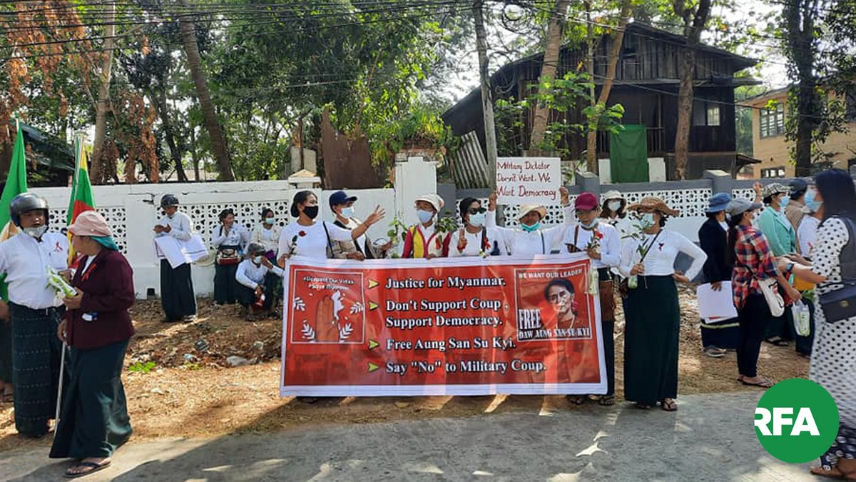 RFABurmese's tweet image. ပုသိမ်မှာ စစ်အာဏာရှင်ဆန့်ကျင်ရေး ဆန္ဒပြနေတာ ဒီနေ့နဲ့ဆိုရင် ၇ ရက်မြောက်ရှိပါပြီ။ ပုသိမ်မြို့နယ်ထဲက မဲရုံတာဝန်ကျ ဆရာ၊ ဆရာမတွေကလည်း ဆန္ဒပြပွဲမှာ ဆက်တိုက် ပါဝင်နေပြီး ဌာနဆိုင်ရာဝန်ထမ်းတွေ CDM မှာ ပူးပေါင်းပါဝင်ဖို့ကိုလည်း ဆရာ၊ ဆရာမ တွေက  တောင်းဆိုခဲ့ပါတယ်။