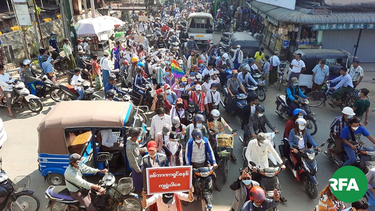 RFABurmese's tweet image. ပုသိမ်မှာ စစ်အာဏာရှင်ဆန့်ကျင်ရေး ဆန္ဒပြနေတာ ဒီနေ့နဲ့ဆိုရင် ၇ ရက်မြောက်ရှိပါပြီ။ ပုသိမ်မြို့နယ်ထဲက မဲရုံတာဝန်ကျ ဆရာ၊ ဆရာမတွေကလည်း ဆန္ဒပြပွဲမှာ ဆက်တိုက် ပါဝင်နေပြီး ဌာနဆိုင်ရာဝန်ထမ်းတွေ CDM မှာ ပူးပေါင်းပါဝင်ဖို့ကိုလည်း ဆရာ၊ ဆရာမ တွေက  တောင်းဆိုခဲ့ပါတယ်။