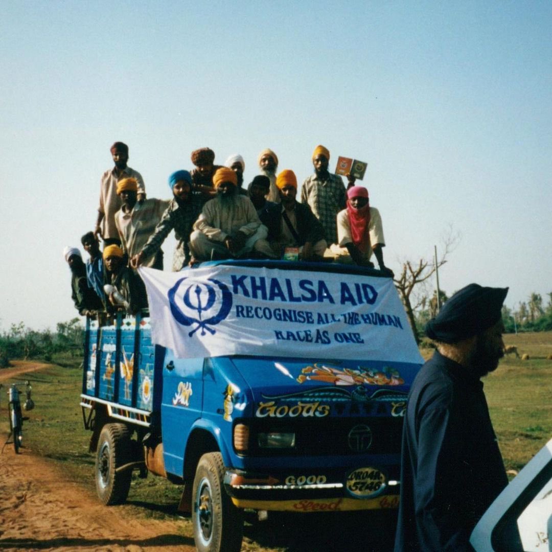 khalsaaid_india's tweet photo. The Early Years ....⁣
⁣
1999 Orissa Cyclone Relief ⁣( India ) 

This was our first ever aid operation in India. ⁣
⁣
#KhalsaAidHistory #khalsaaid https://t.co/z0OImF1faq