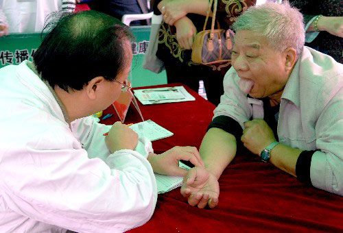 Ada anekdot yg menyatakan bhw Chinese Medicine itu bagus utk penyakit kronik, sedangkan Western Medicine untuk kasus akut. Sebenarnya, apa sih bedanya CM dan WM? Hakikatnya, gak beda2 banget sbnrny. Dlm rangka tahun baru (halah), kita bahas sedikit ya.