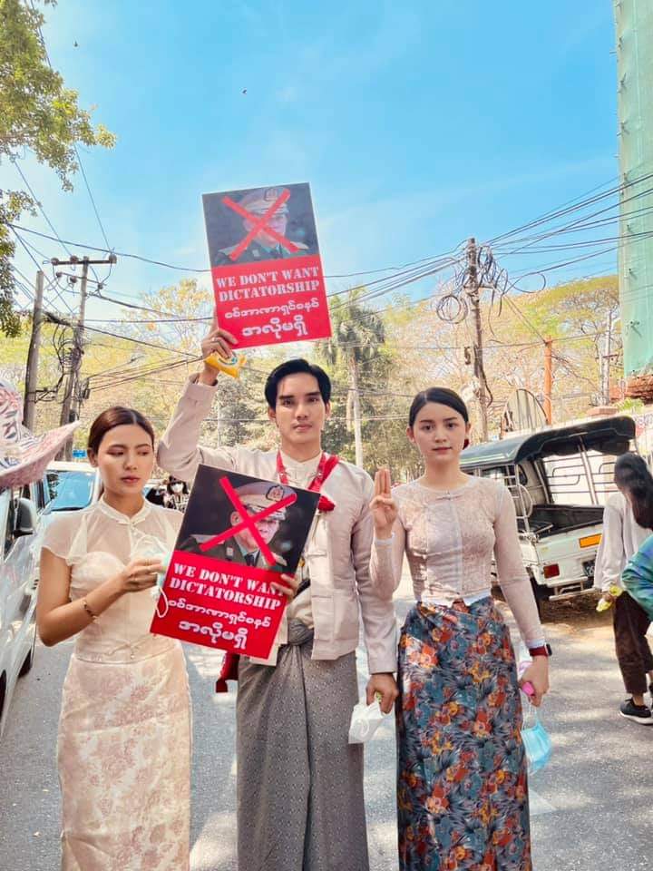 ညီစေ နော်....💪🏻
#CivilDisobedienceMovement
#RejectMilitaryCoup
#HearTheVoiceOfMyanmar
#SaveMyanmarDemocracy