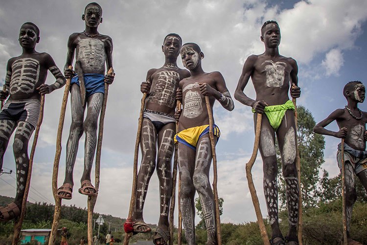 east_facts's tweet photo. FACT: Walking on stilts is a common practice among the young men of the Banna Tribe in Ethiopia. https://t.co/vwIoMFpsBM