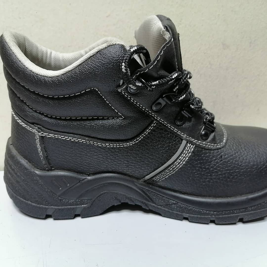 joframic's tweet photo. Porcupine safety boots
 All sizes available from size 39-48
@2500
For more details call/text/Inbox/Whatsapp 0713225736 https://t.co/bkAklVuvN7