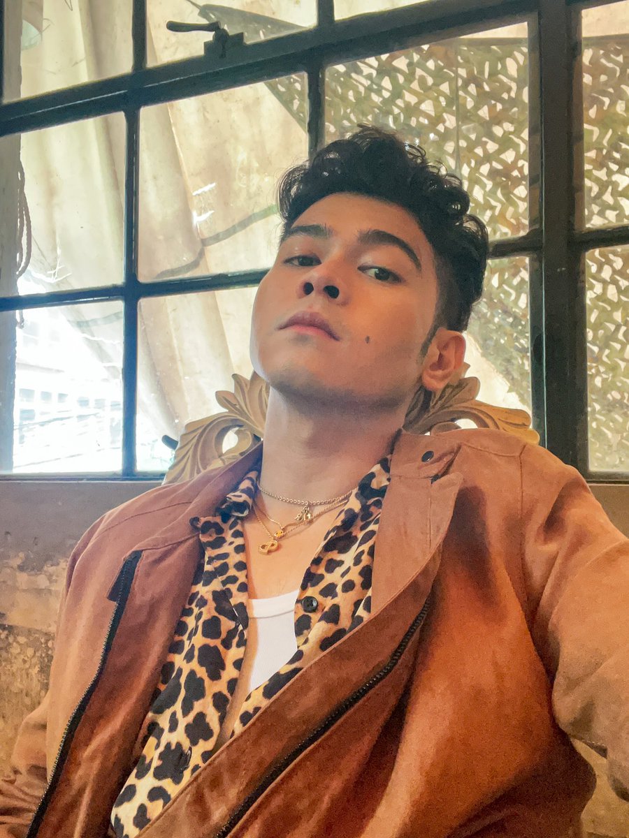 ATinAC20's tweet photo. Sir @carlguevarra09 nasauli mo na po ba yung hiniram mong damit kay @stellajero_ ? 😅

@SB19Official @TheJuans_BAND https://t.co/PgqMe24KHh