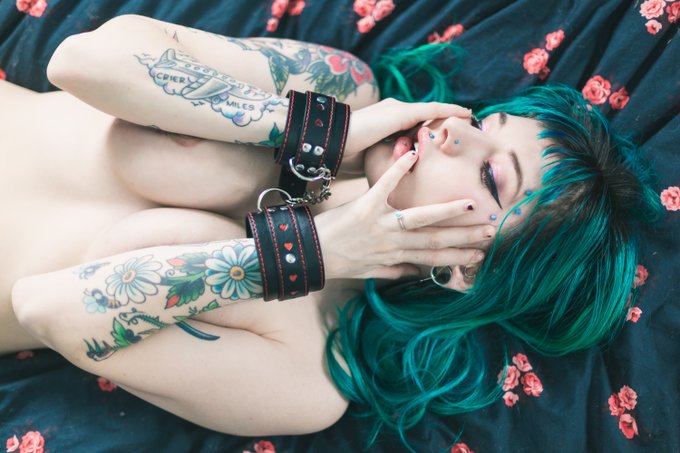 The tweet is just me looking like this: https://t.co/vXmD2Yygvv