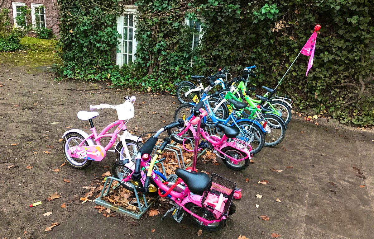 Advantages of growing up in a (child friendly) city:

- Your friends from kindergarten or school live within a short distance 
- You can walk or cycle to hobbies and a variety of different opportunities
- Public transport is most likely accessible and frequent

#citiesforkids