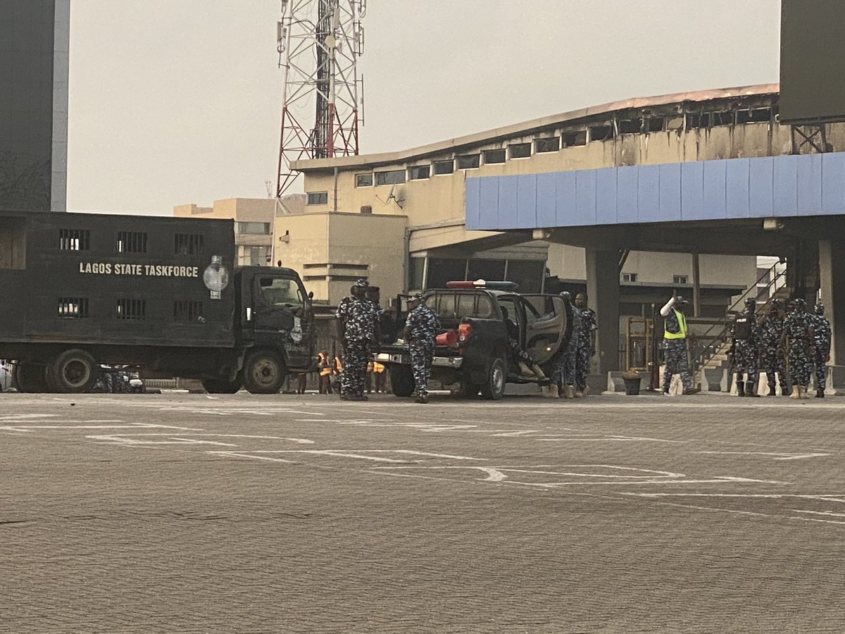 StephanieBusari's tweet photo. Current situation. Lekki toll gate. More police than protesters. #EndSARS https://t.co/hXWGHQ6T0B