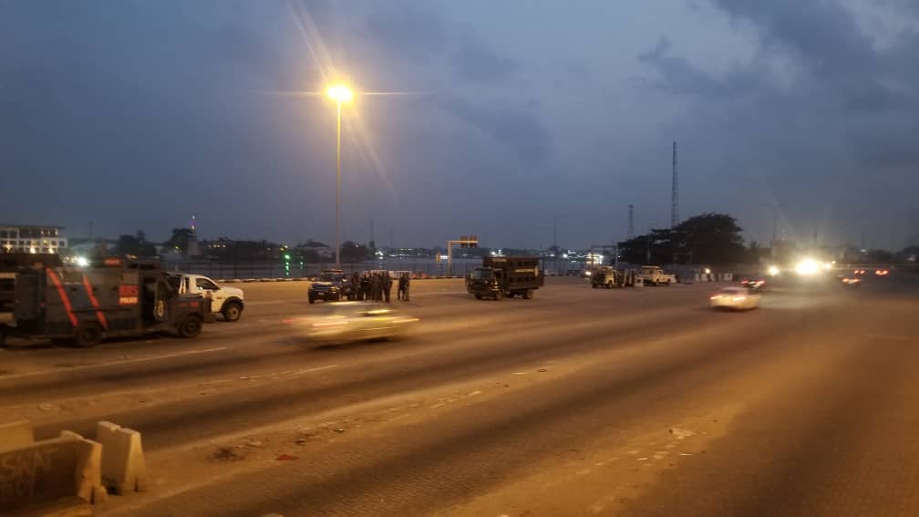 GaniyuMaroof's tweet photo. PHOTOS: Lekki toll plaza as at 6:44am. #DefendLagosNow

Source: @tvcnewsng https://t.co/Iqj308nq9A