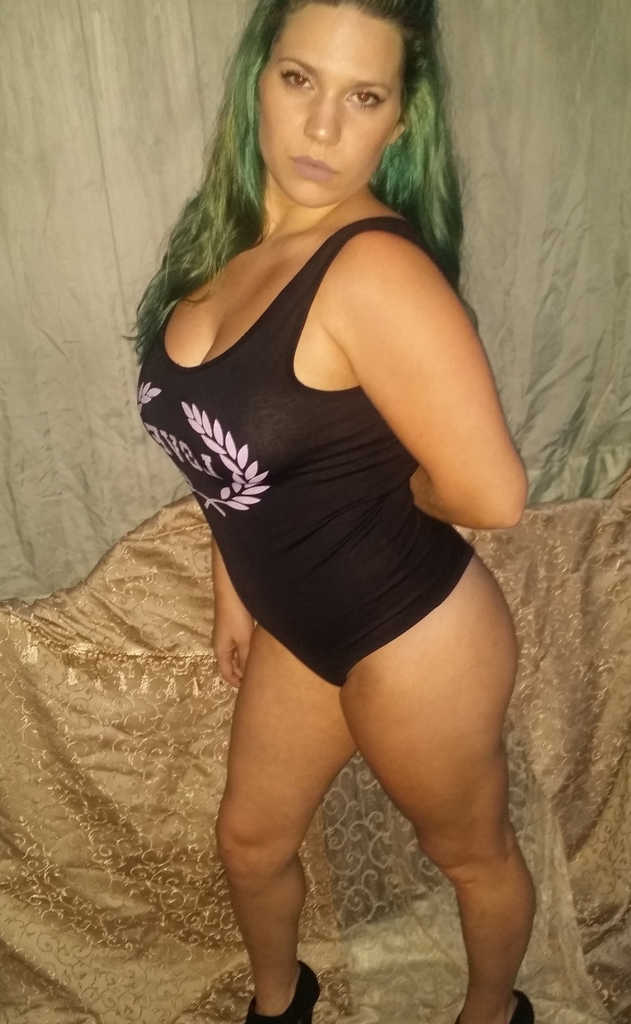 AmeliaVinson14's tweet photo. The tan lines will fade but memories will last forever. 🌭 #MilfWebcam https://t.co/TCrbHsJdz4