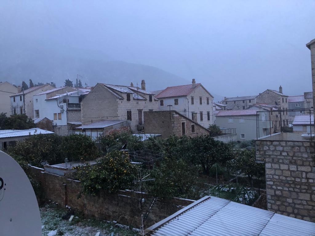 DHMZ_HR's tweet image. Fotografije snijega s Visa, iz Komiže, šalje nam Ivo Kamenjarin. 
#snijeg #zima #veljača #snijegnamoru

meteo.hr/podaci.php?sec…