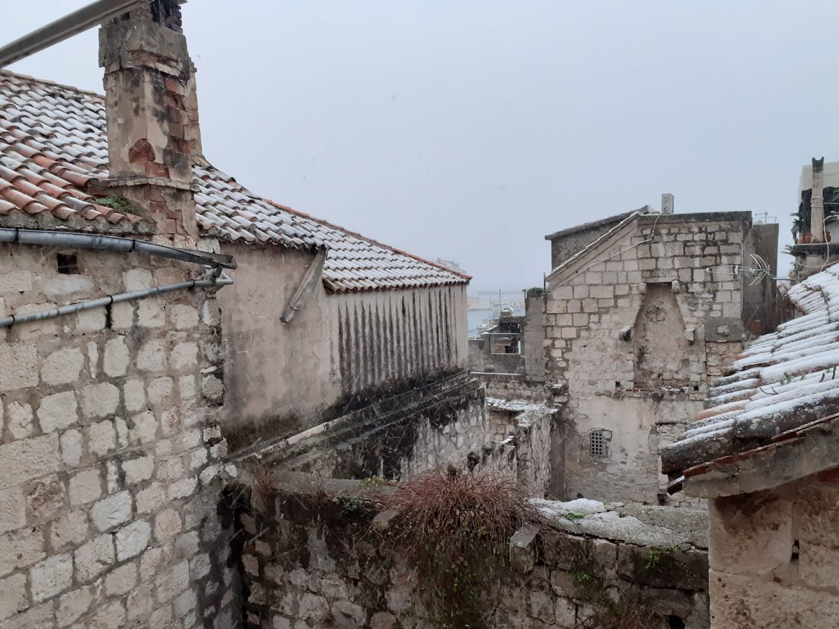 DHMZ_HR's tweet image. Fotografije snijega s Visa, iz Komiže, šalje nam Ivo Kamenjarin. 
#snijeg #zima #veljača #snijegnamoru

meteo.hr/podaci.php?sec…