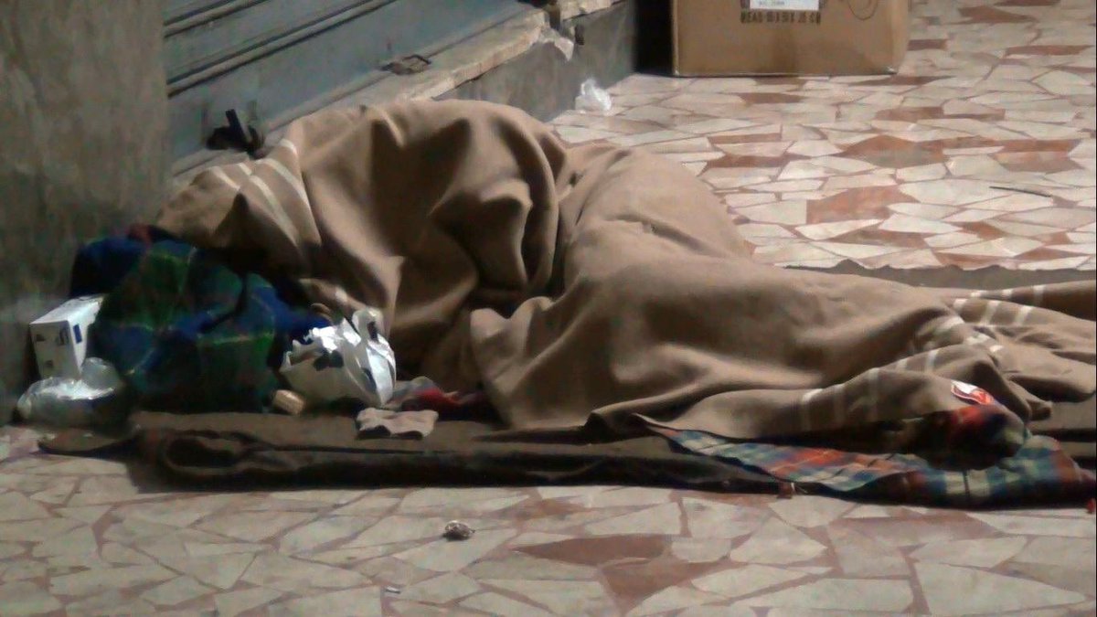 paoloborrometi's tweet photo. Senza nome, senza volto. E’ il secondo clochard che muore in poche ore per il freddo. 
Ricordiamoci che i ‘senza tetto’ sono donne e uomini abbandonati a sé stessi. E purtroppo ignorati da tutti. 
Ecco una delle prime emergenze che il nuovo Governo dovrà affrontare: la povertà https://t.co/Up9oNqHoLT