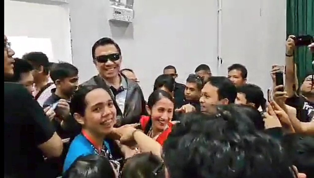 iamjojieann's tweet photo. Tandang-tanda ko pa kung paano mo po pinisil kamay ko nang dalawang beses. Nakaramdam ako ng malalim na kaligayahan sa espiritu. Malambot po ang iyong kamay. ++ 

#LoveForBroEliSoriano 
#MCGIJoyfulHearts https://t.co/XibWD5JcGa