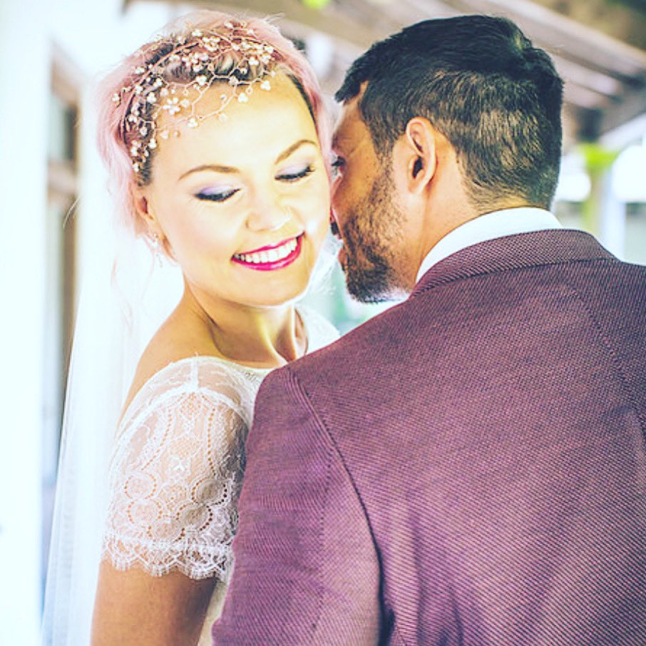 𝐿𝑜𝑣𝑒 𝑖𝑠 𝑖𝑛 𝑡𝘩𝑒 𝐴𝑖𝑟 💞
Ok how many people sang those words after?🎵🎤

Valentines weekend? Does this mean anything to you? Do you celebrate the day or do just spend it together and don’t make a big fuss? Do you love this day or do you think it’s a commercial payout?