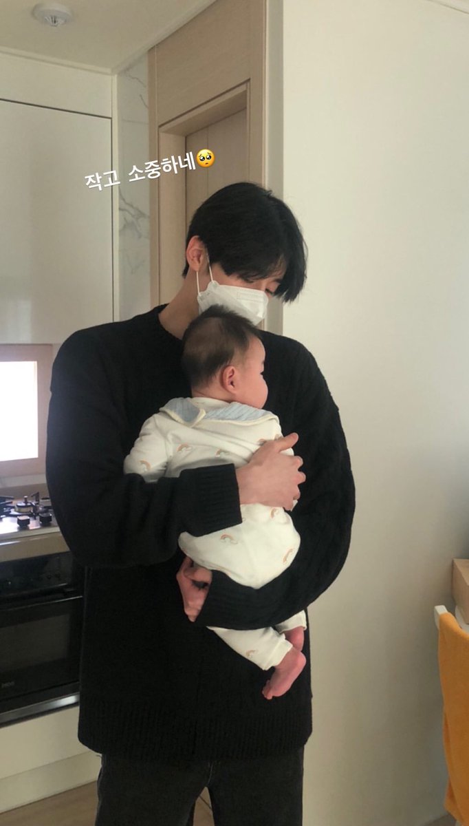 hbnxkwon's tweet image. พี่ซึงอูกับหลานน่ารักมาก ตัวใหญ่เป็นหมี ดูเท้าน้องดิเท่านิ้วคุณอาเลย ㅜㅡㅜ
