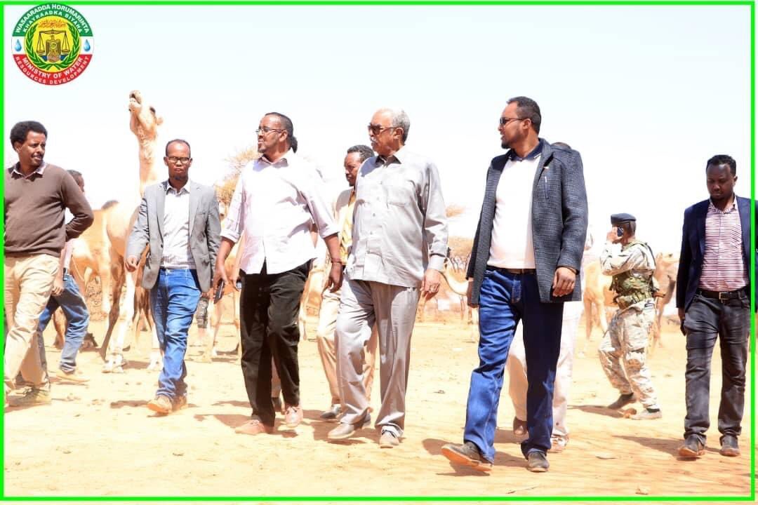 Mowrdsl's tweet photo. Minister and DG of the ministry visit sites construction of new dams in Marodijeh region. 
#SLWater https://t.co/CYZ25k4o9Q