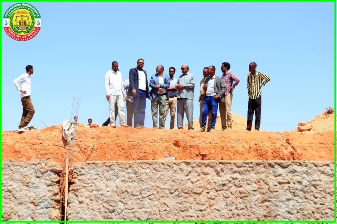 Mowrdsl's tweet photo. Minister and DG of the ministry visit sites construction of new dams in Marodijeh region. 
#SLWater https://t.co/CYZ25k4o9Q