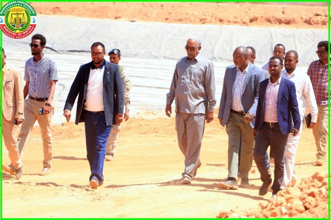 Mowrdsl's tweet photo. Minister and DG of the ministry visit sites construction of new dams in Marodijeh region. 
#SLWater https://t.co/CYZ25k4o9Q