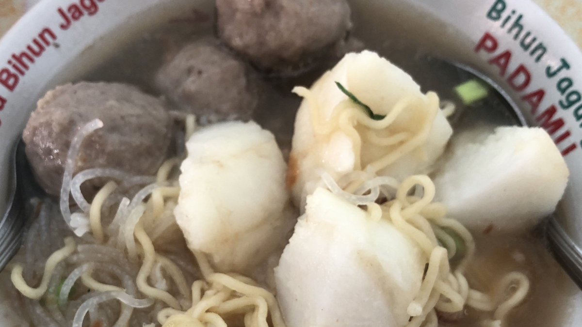endihamid's tweet photo. Selain di cilegon, di mana lagi yg kalo basonya dimakan pake ketupat? #nanyabeneran https://t.co/EsmBoFCgnB