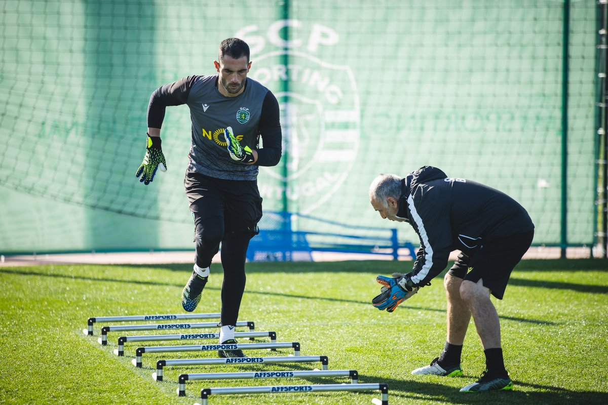 The sun came out and so did the Lions! ☀️ #SportingCP