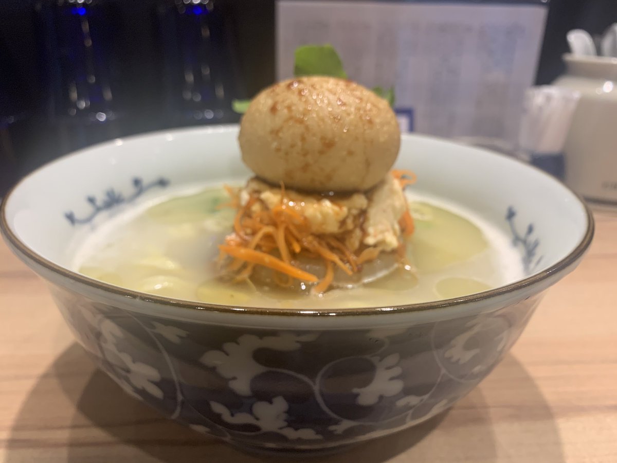 ラーメンダイエット 麺屋 彩音 五反田 2月限定らぁめん シーラカンス 着丼と同時にトリュフオイルの豊潤な香りが 牛ベースのスープに 素揚げ卵 マッシュポテト 人参 大根 チャーシュー 他がトッピングされ 洋韓折衷な創作的逸品でした んまし