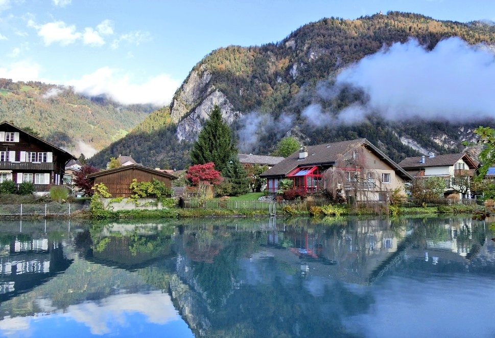 mnisamp's tweet photo. มุมลับส่วนตัวที่ interlaken west 
ขวาทะเลสาปซ้ายทุ่งน้องวัว https://t.co/EjZR0TNbkp
