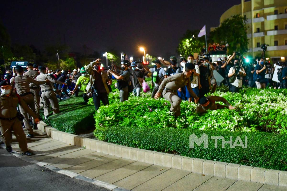 อัปเดต #ม็อบ13กุมภา - 19.30

จังหวะที่กลุ่มการ์ดราษฏร ฝ่าแนวกั้นตำรวจบริเวณเชิงสะพานผ่านพิภพลีลา เพื่อมุ่งหน้าไปยังบริเวณศาลหลักเมือง