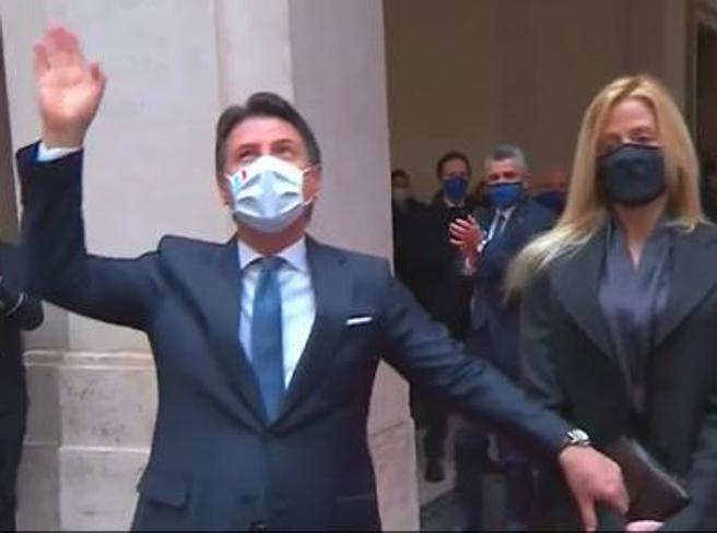 Corriere's tweet photo. Conte e la compagna Olivia Paladino mano nella mano:lascia Palazzo Chigi tra gli applausi https://t.co/7Orwpucx7U https://t.co/gFKq2EcVCl