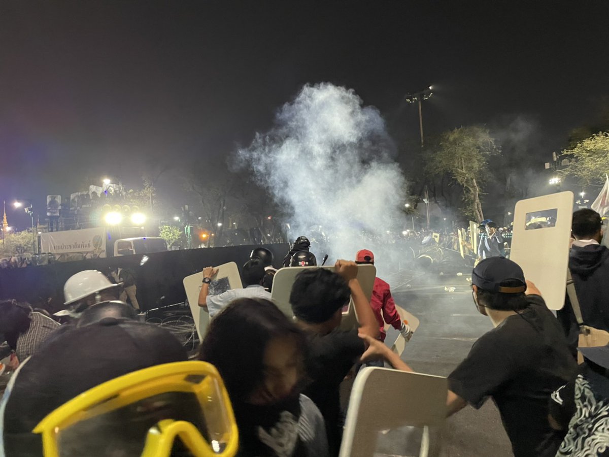 19.42 น. สถานการณ์ตึงเครียดที่หน้าศาลฏีกา เกิดเสียงดังและควันขึ้น ตอนนี้รถฉีดน้ำขยับเข้าใกล้ผู้ชุมนุมมากขึ้น ขณะที่ตำรวจขอให้แกนนำมาเจรจากันอีกครั้ง

#ม็อบ13กุมภา