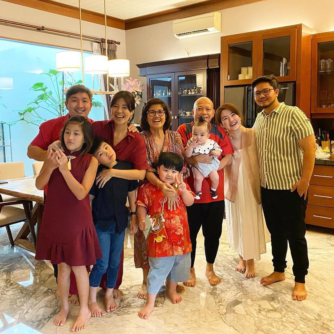 E-Motion Entertainment (@e_motion_ent) on Twitter photo Perayaan Imlek di rumah <a href="/agathaSuci8/">Agatha Suci</a> 🎉 Gimana nih perayaan Imlek kalian?
#Imlek #GongXiFaCai2021 #EmotionEntertainment Perayaan Imlek di rumah <a href="/agathaSuci8/">Agatha Suci</a> 🎉 Gimana nih perayaan Imlek kalian?
#Imlek #GongXiFaCai2021 #EmotionEntertainment