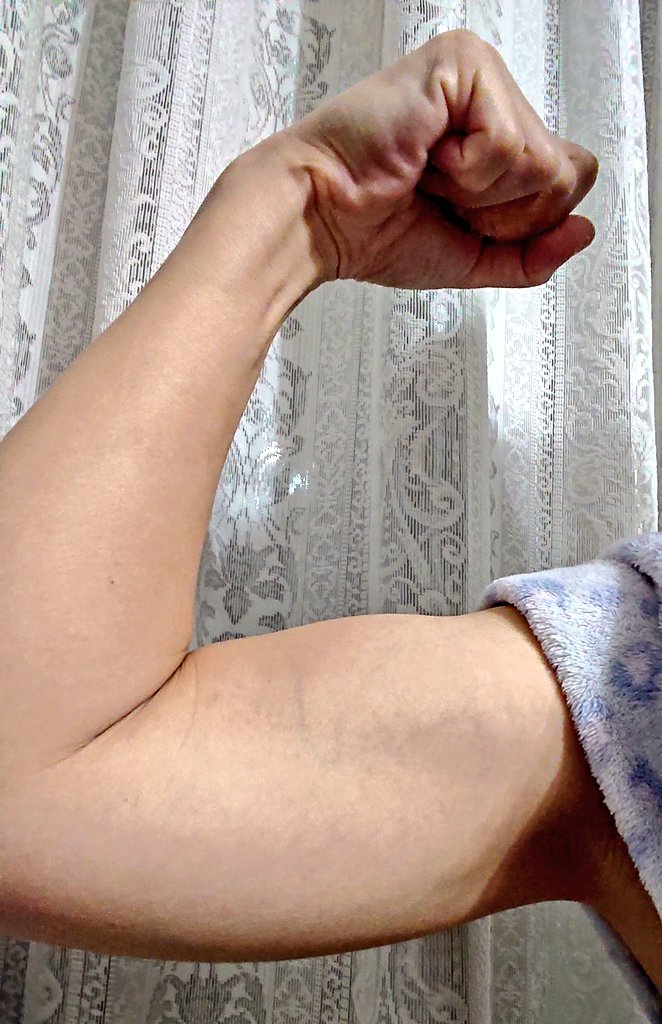 ケイコ 既に腕には結構効いてる 下側の膨らんでるとこ たるみに見えるでしょ 実は全部筋肉なんです 触るとガッチガチ 筋トレbba