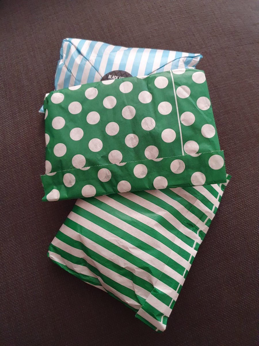 Sparkle_71's tweet image. New hosiery delivery day! Can't remember what I ordered 😄 #fishies