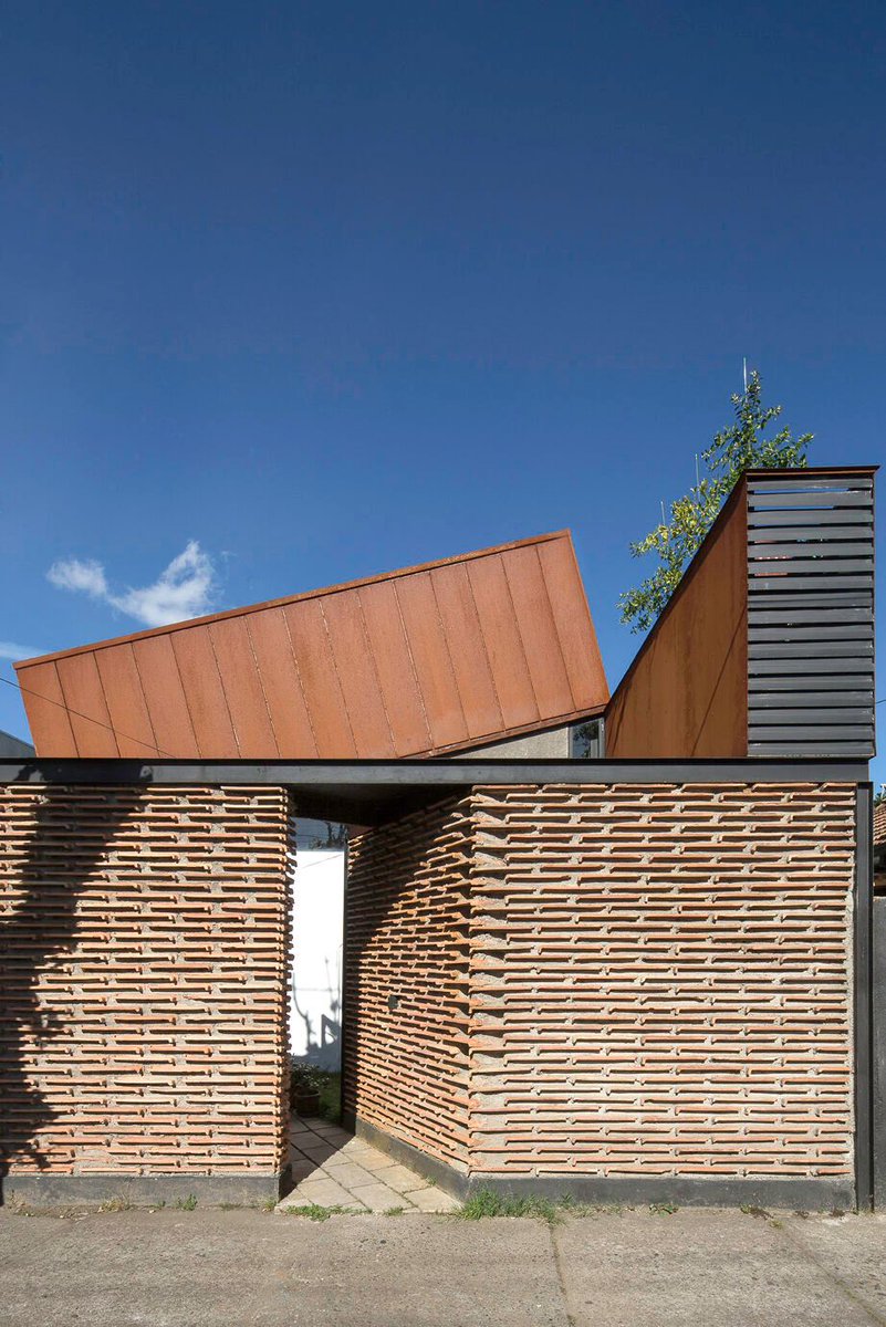 Lautaro House
by Felipe Alarcón Arquitecto 
bit.ly/3cZJuND