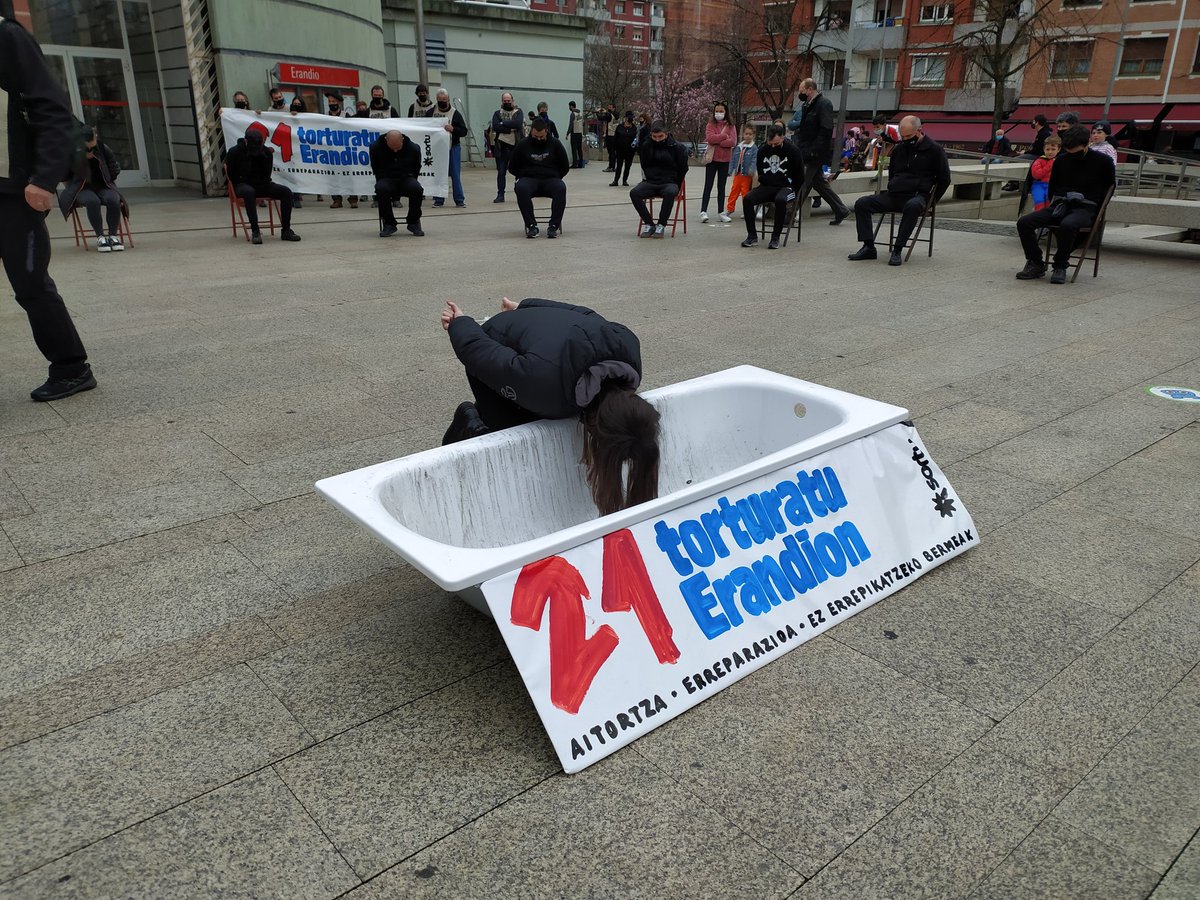 pepolabe's tweet photo. 21 torturatu Erandion!
Gaur ekimena burutu dugu aitortza, erreparazioa eta ez errepikatzeko bermeak exijitzeko. 
#StopTortura 
#GoraHerria 
@sortuEH https://t.co/ynGlggcpst